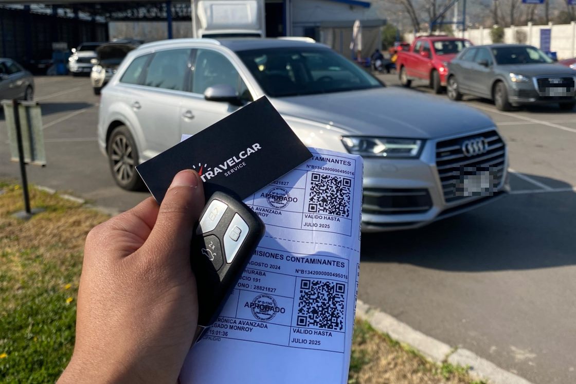Llaves y certificado de revisión técnica aprobada entregados junto a una tarjeta de TravelCar